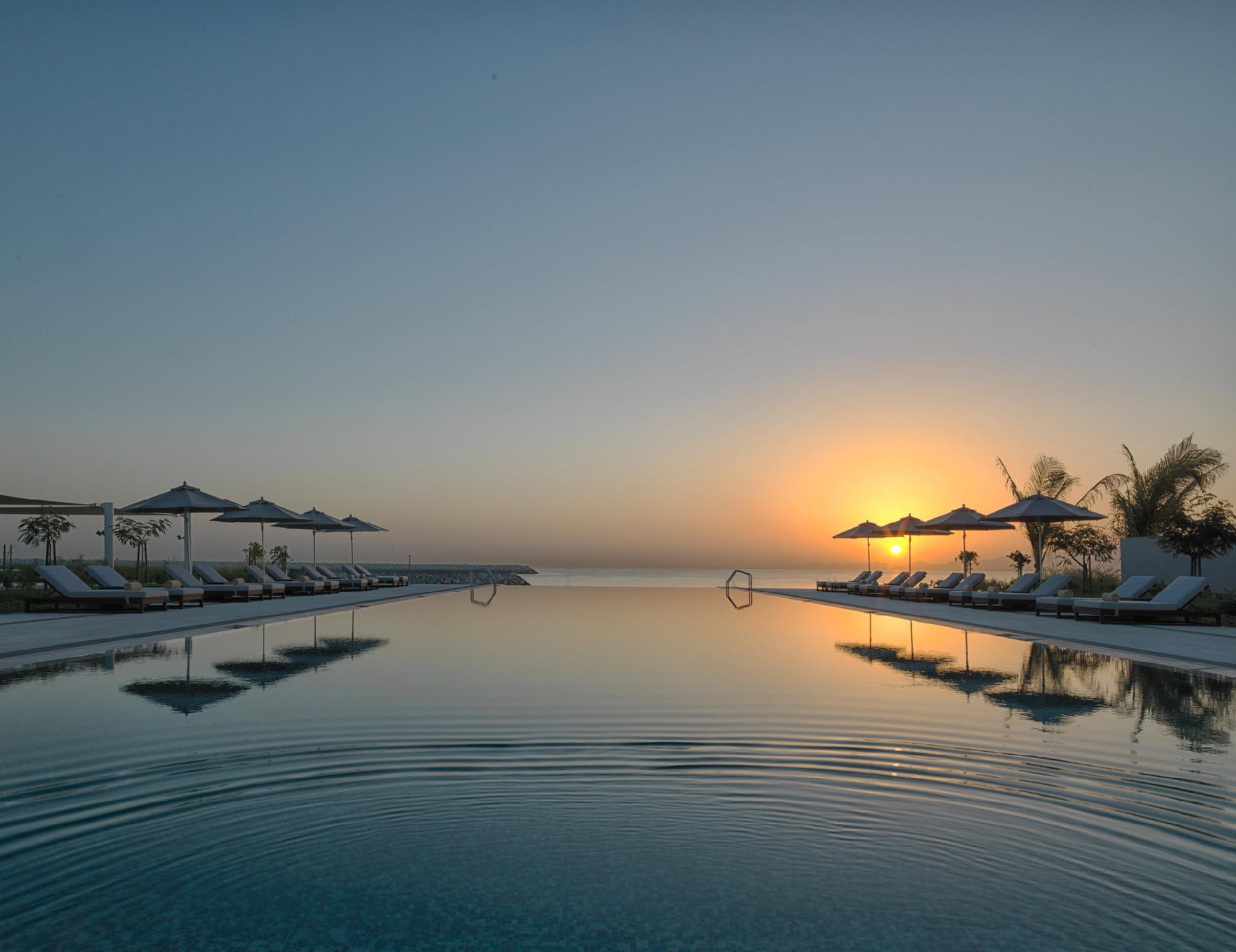 Kempinski Hotel Maskat Dış mekan fotoğraf Sunset at the pool