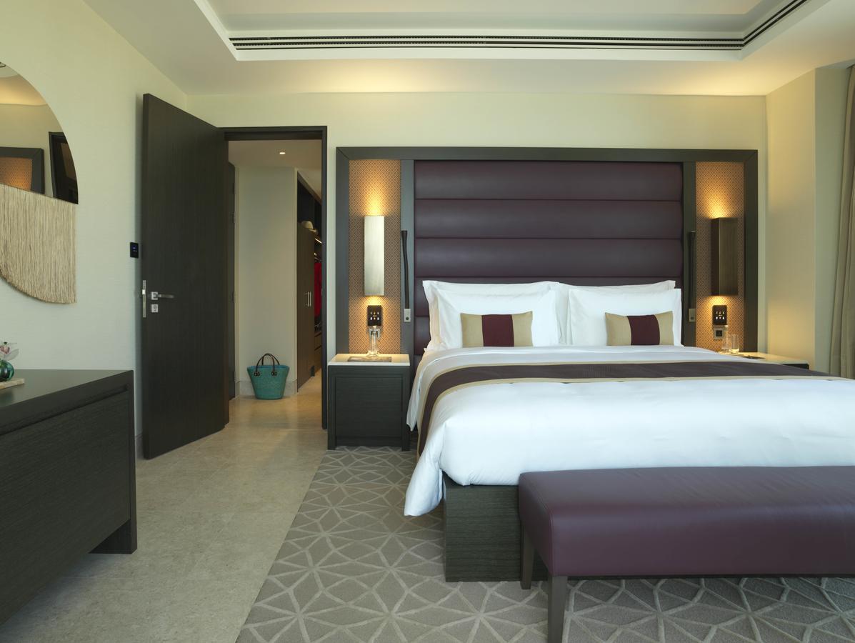 Kempinski Hotel Maskat Dış mekan fotoğraf A bedroom at the Jumeirah Beach Hotel