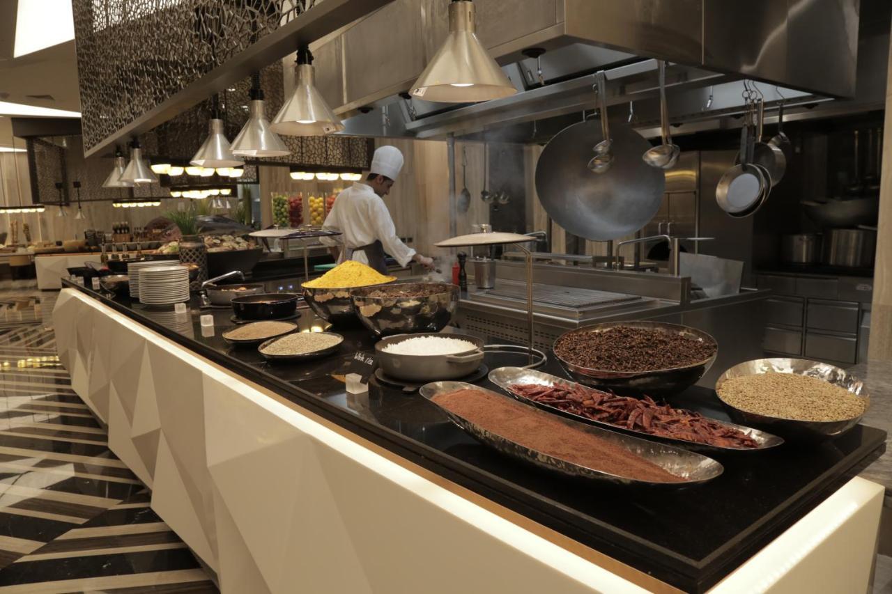 Kempinski Hotel Maskat Dış mekan fotoğraf A live kitchen at a hotel